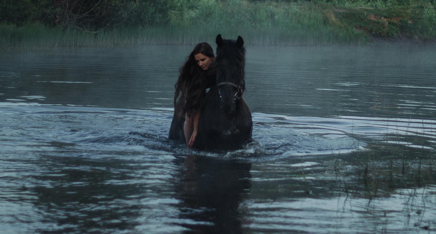Фотосессия в воде на коне
